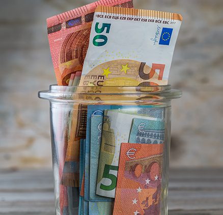 Geldscheine in einem Einmachglas