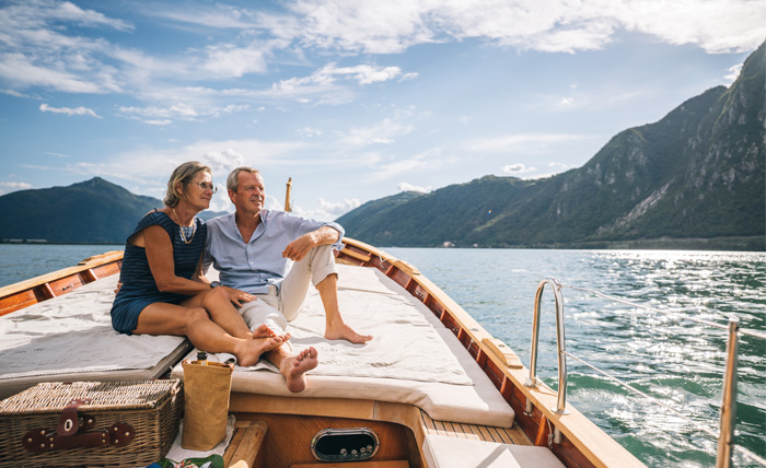 Älteres Paar auf ihrem Boot sitzend