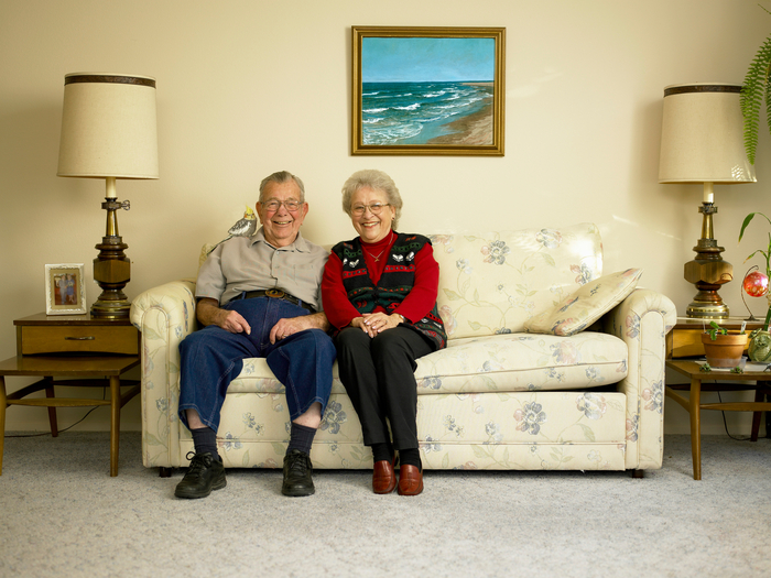 Älteres Paar sitzt auf dem Sofa im Wohnzimmer